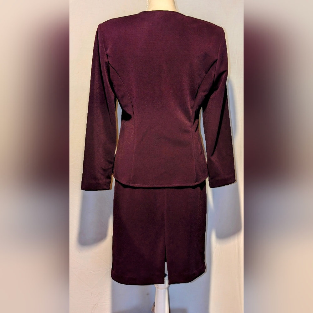 Women's Jessica Howard 2 pc skirt and jacket suit. Burgundy. Sz. 10. Like New - Picture 6 of 8